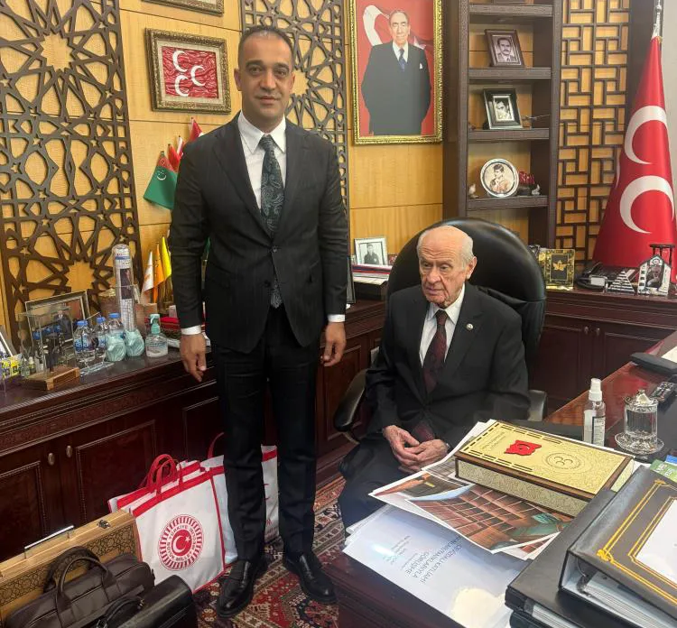 Teşkilat binasının tapusunu Genel Başkan Devlet Bahçeli’ye takdim ettiler