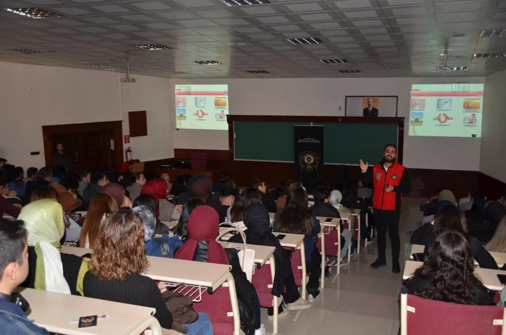 Erzurum polisinden gençlere güvenli gelecek bilgilendirmesi