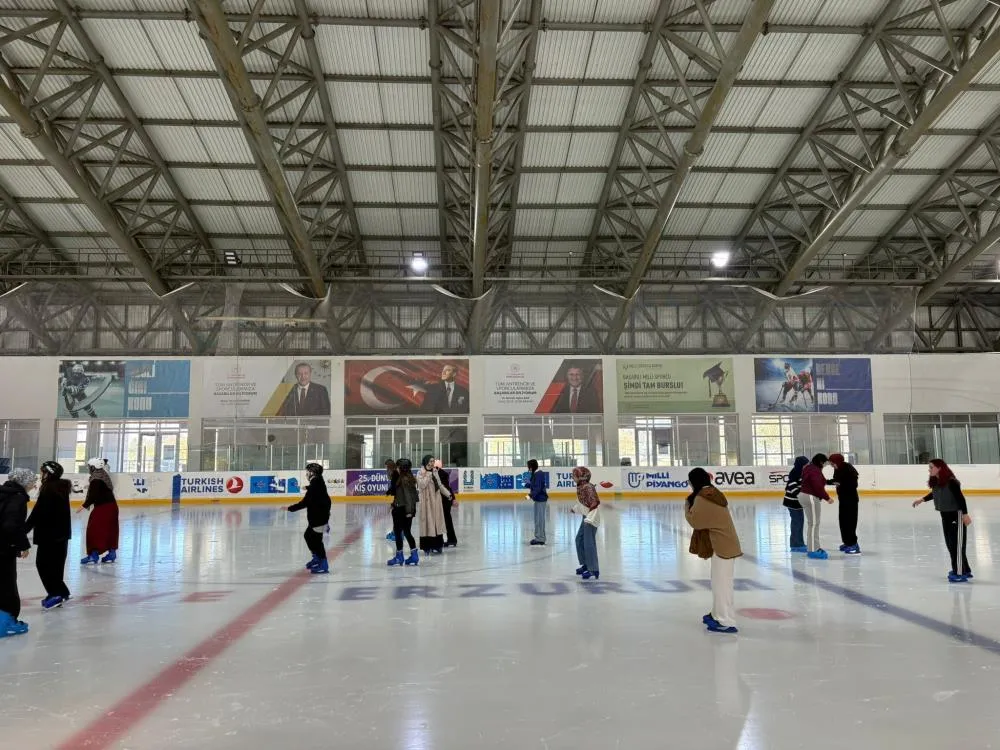 Hem okuyorlar hem buz pateni öğreniyorlar