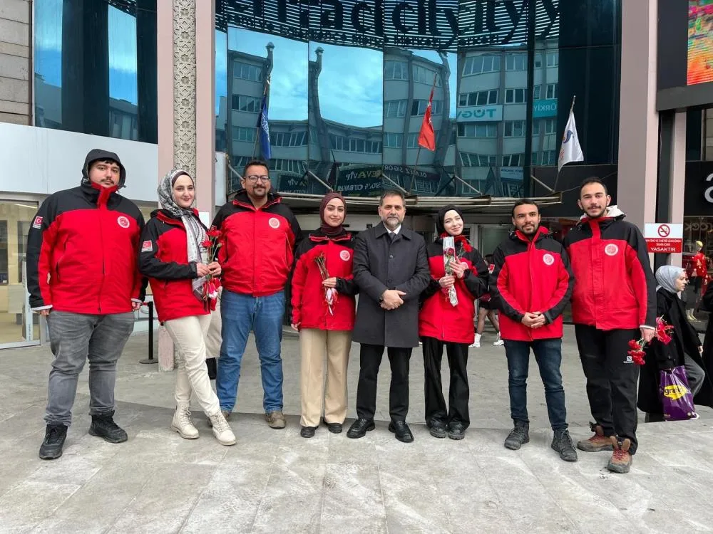 Başkan Uçar’dan kadınlara karanfilli kutlama