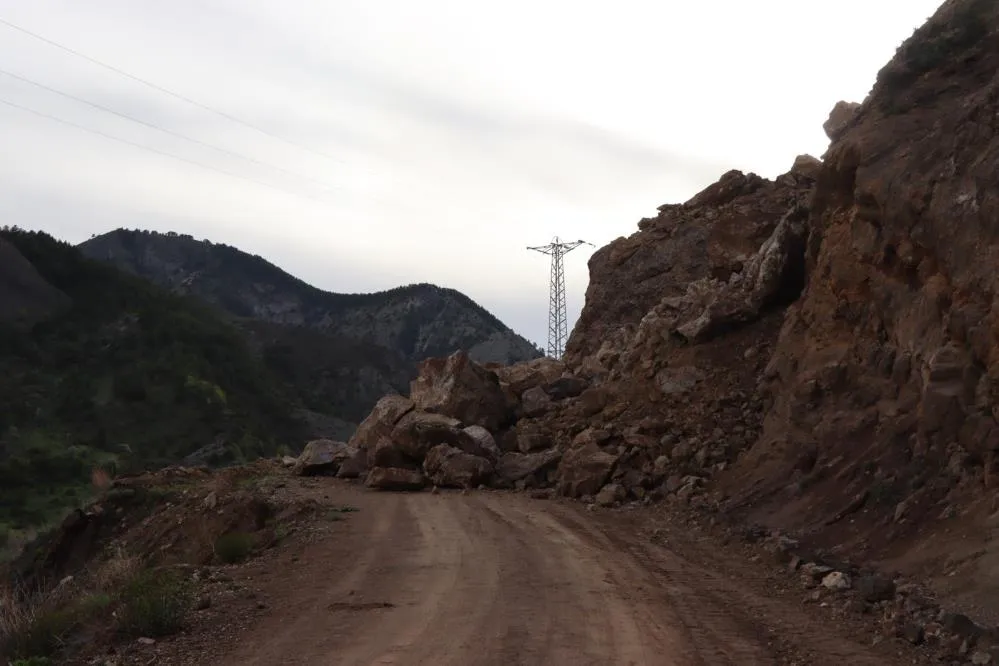 Dev kayalar yolu ulaşıma kapattı