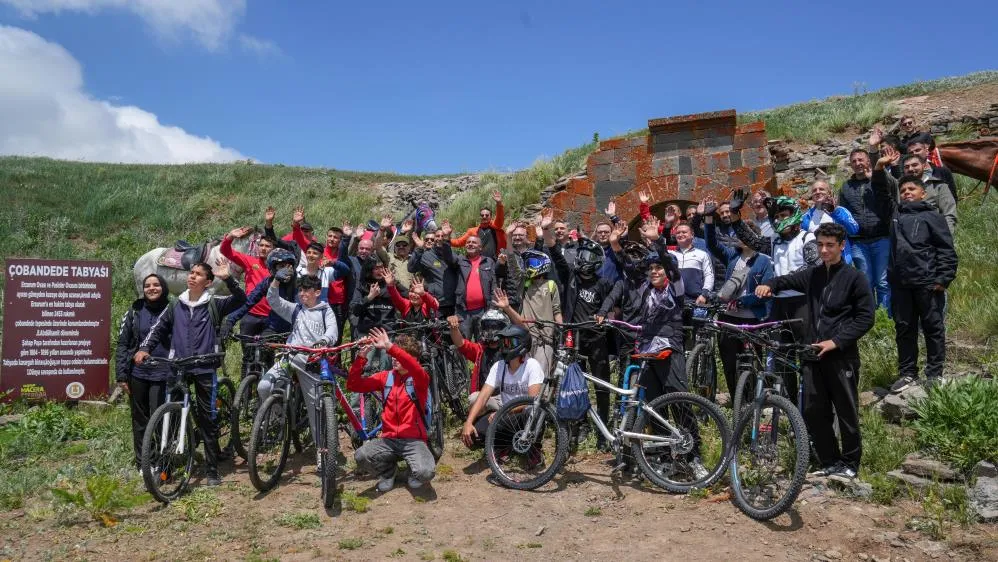 Tarihi tabyalara at ve bisikletlerle ulaştılar, zirveden paraşütle atladılar
