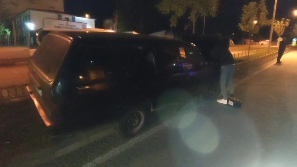 Kontrolden çıkan otomobil refüje çıktı