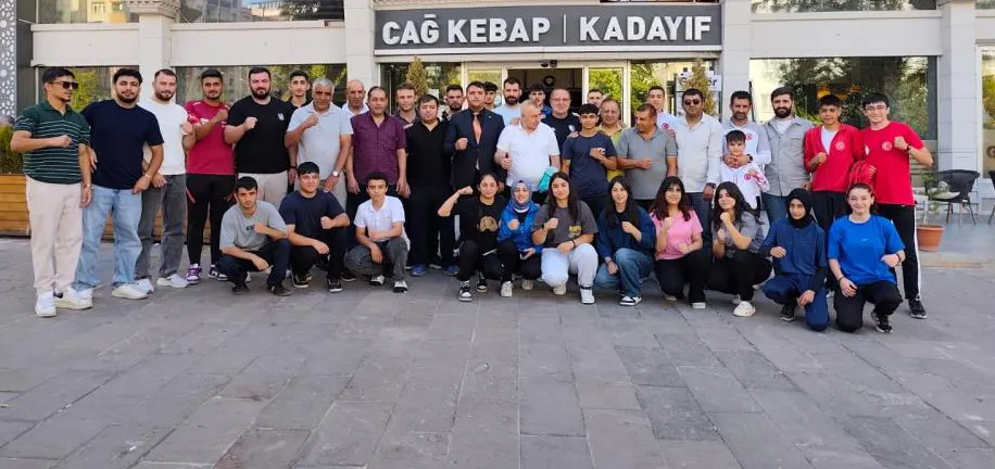 Elmalı, Erzurumlu boksörlerle yemekte bir araya geldi