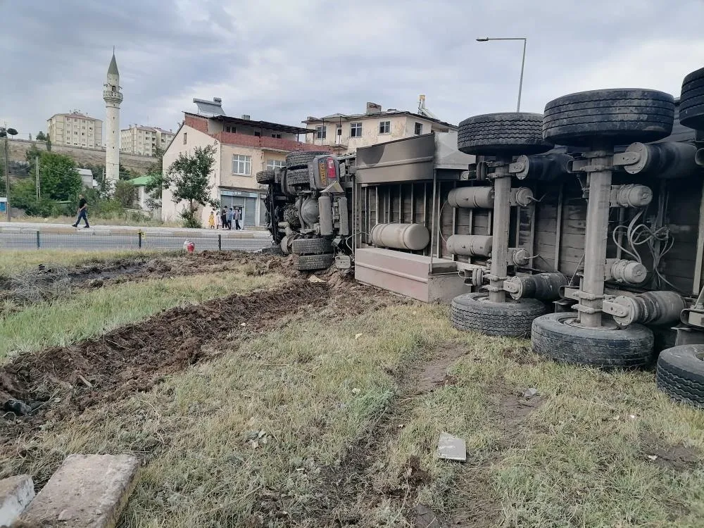 Freni boşalan tır dehşet saçtı